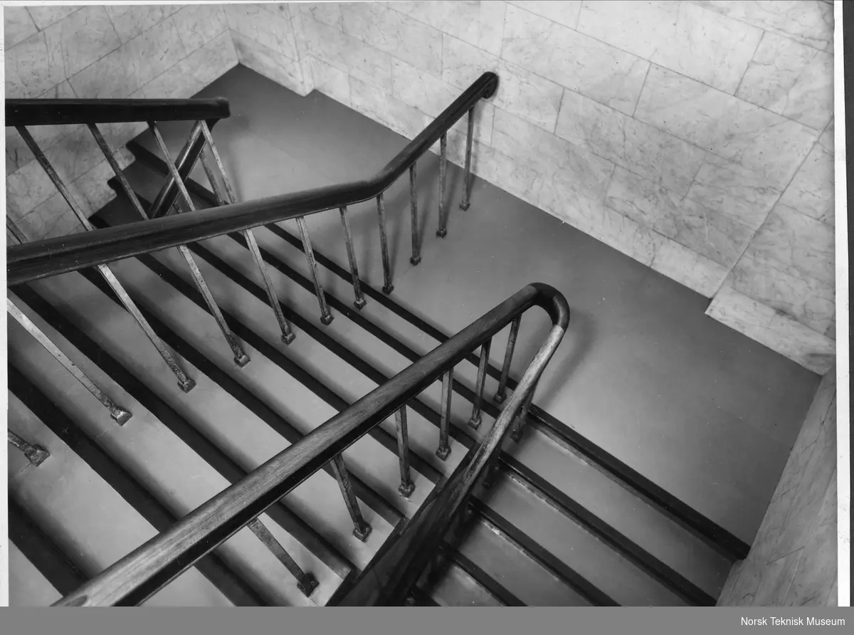 Interiør, trappeoppgang, Grand Hotel, Oslo, 1930-40-tallet, gummi trappebellegg, produsert av Mjøndalen Gummivarefabrikk