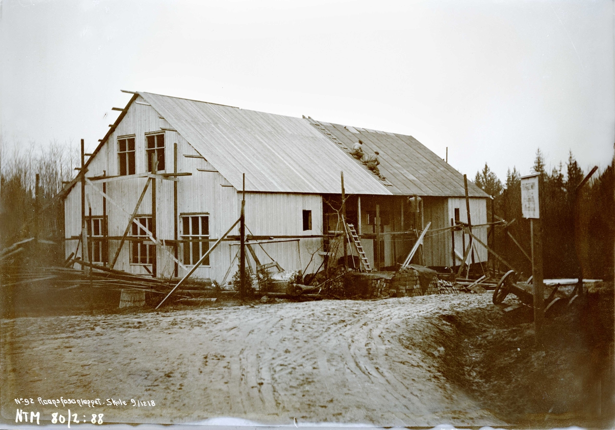 Bygging av skole til barnene til arbeiderne ved Rånåsfoss kraftverk fotografert i forbindelse med utbyggingen av Raanaasfossen 1918-1930