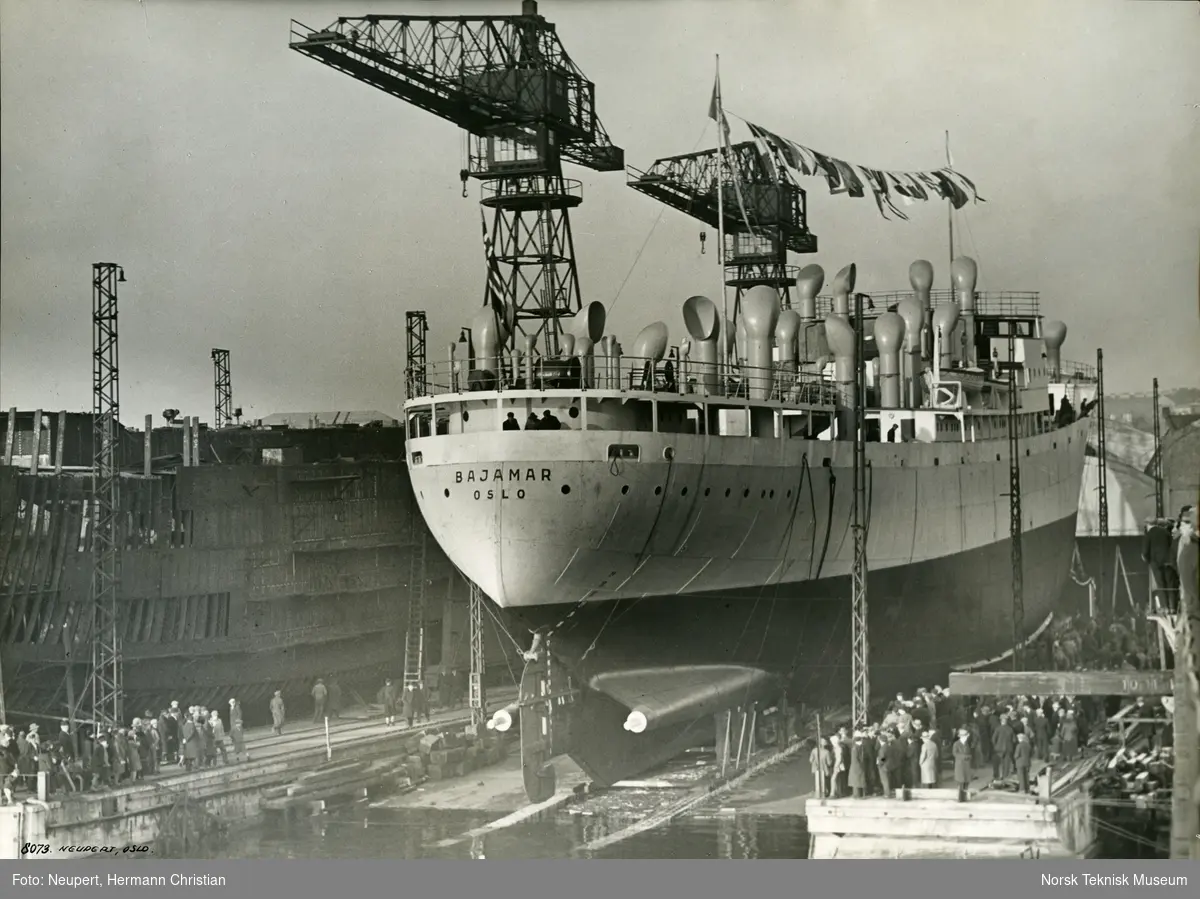 Stabelavløpning, fruktbåten M/S Bajamar, B/N 449 på Akers Mek. Verksted. Skipet ble levert av Akers mek. Verksted i 1930 til Fred. Olsen & Co, Oslo.