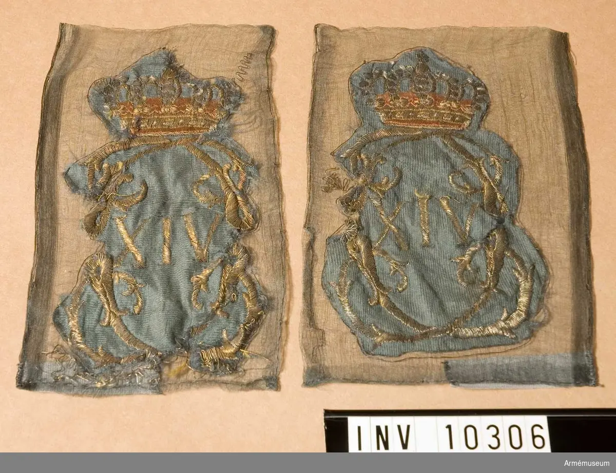 Duk av fyrskaftat vitt fansiden med broderade emblem: i mitten Karl XIV Johans namnchiffer i guld under sluten krona, rött foder, blå och röda stenar, silverpärlor. I hörnen samma namnchiffer på blå botten under liknande krona.