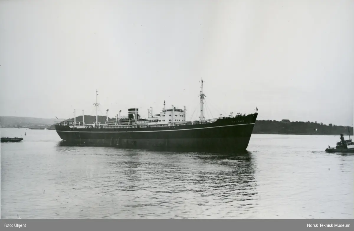 Cargolineren M/S Taurus, B/N 482 blir buksert av slepebåter etter stabelavløpning på Akers Mek. Verksted 6. april 1948. Skipet ble levert i 1948 til Wilh. Wilhelmsen.