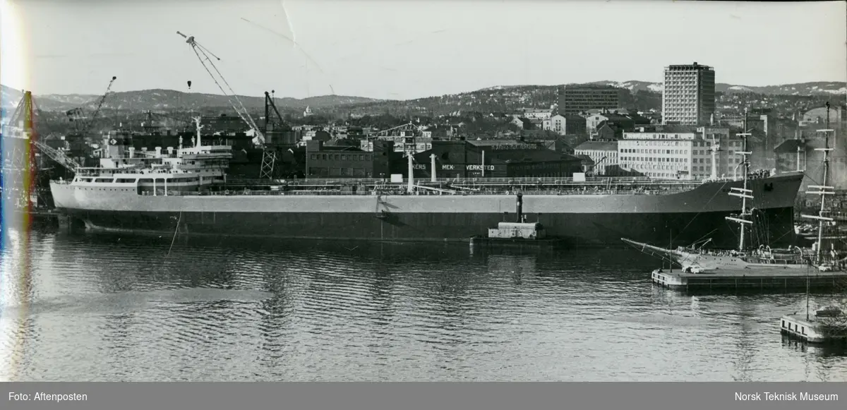 Tankeren M/S Gimle, B/N 554 under utrustning på Akers Mek. Verksted. Skipet ble levert 12. mars 1965 av Stord Verft og Akers Mek. Verksted til Skibs A/S Gylfe v/Eivind Evensen.