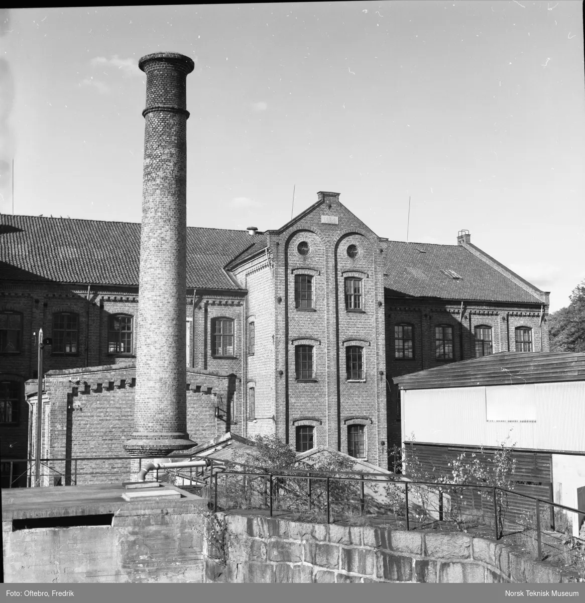 Halden Nye Bomuldsspinderi i Tistedalen, bygget 1889. I forgrunnen pipe og trappehus. Oppført etter tegning fra Myhrens Verksted. Fotografert 1988. 