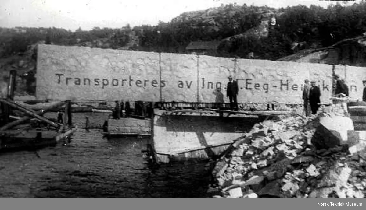 Monolittsteinen gjøres klar for ombordlasting i skip ved Iddefjorden.