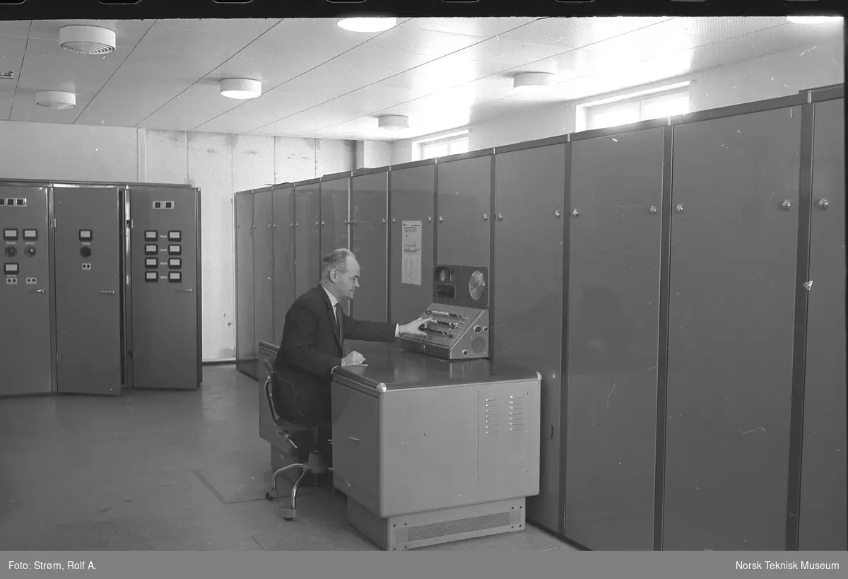 Ingeniør Bakke ved den elektroniske regnemaskinen Frederic, NTM 11447, fotografert på Kjeller, 25. mars 1966.