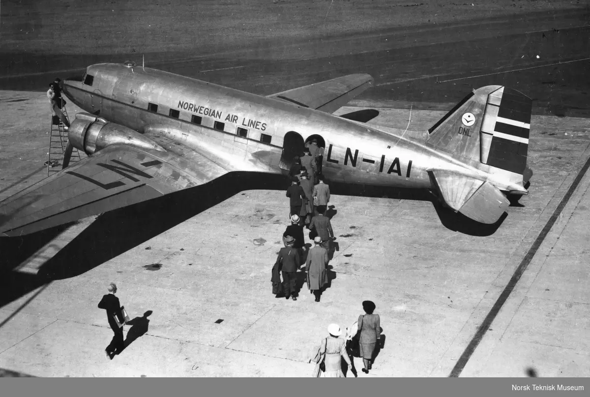 Douglas DC-3 på Fornebu, passasjerer på vei inn i flyet