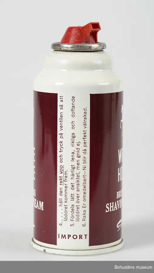 Sprayburk för rakskum märkt: "White Horse Brushlesss Shaving Cream" av fabrikatet Seger.  Med en vit häst på brun etikett.

UMFF 37:1