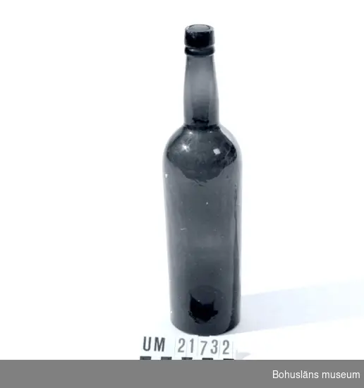 410 Mått/Vikt ! 0,68 KG, H 30,8, DIAM 7,5, CM. Mått: Diam 3,5 cm. 
594 Landskap BOHUSLÄN

Flaskan har grönfärgat glas, och är formblåst.

UMFF 48:7.