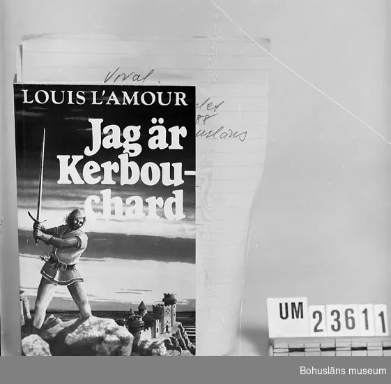 594 Landskap BOHUSLÄN
394 Landskap BOHUSLÄN

L" Amour, Louis: "Jag är Kerbonchard". Pocketbok.
Se förvärvsuppgifter under UM23603.
Neg.nr. UM145:8.