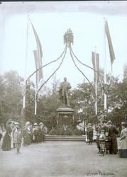 Feiring ved Wergelands statue i Studenterlunden, 1908