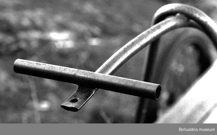 Måttuppgifter L och B avser flaket, H avser stången.

Föremålet visades i utställningen Moderna skärgårdsbor på Bohusläns museum 2002.
Utställningstext: 
Cykelkärra
På klippön Åstol står cykelkärrorna vid vid färjeläget. Nästan alla har en egen cykelkärra, som dras för hand och som används för transporter på de slingrande vägarna på ön.
Det är ett bra sätt att transportera grejor på Åstol. Men samtidigt så får alla veta när man köpt en ny soffa!
På 1930-talet anlades vägarna på Åstol. Denna cykelkärra är förmodligen byggd på 1940-talet, och är därför en av de allra första som användes på Åstol.

Se Bilagepärmen UM27537 för tre sv/v fotografier på dragkärran inför insamling.

Cykelkärran  ingår i insamlingen i projektet Moderna skärgårdsbor, UM27511 - UM27595 och kommer från Åstol. 
För övrigt material från Åstol, se
UM27524-UM27538 och UM27566-UM27594;
27524 Tjörn Runt-teckning
27525- Vägskyltar, 9 st
27533
27534:1-2 Eternitplattor, 2 vita refflade 
27535 Eternitplatta, 1 vitmålad slät
27536:1-2 Eternitplatta, 2 gröna
27537 Cykelkärra
27538 Matjordsäck, 2 st (omärkt)
27566- 28 barnteckningar över Åstol, indiv. inv.nr.
27593
27594 Skylt frikyrkan med gudstjänstaffisch
Arkivet 9 uppsatser från skolbarnen i samband med teckningarna.

För information om projektet Moderna Skärgårdsbor, se UM27511.

Litt: Sjöholm, Carina. Moderna skärgårdsbor i gammal kultur. Skrifter utgivna av Bohusläns museum och Bohusläns hembygdsförbund nr 73. Bohusläns museums förlag. 
Avsnittet om Åstol s. 17 - 45..