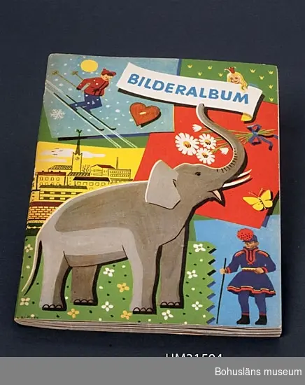 Bokmärkesalbum med bokmärken från 1950-talet.

Föremålet har använts av familjen Abrahamson i deras sommarstuga i Sundsandvik, byggd 1939.
För ytterligare upplysningar om förvärvet, se UM031385.