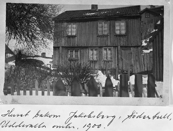 Text på kortet: "Huset bakom Jakobsberg, Södertull, Uddevalla omkr. 1900".