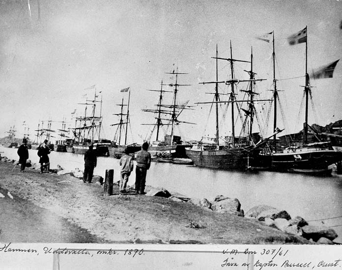 "Uddevalla hamn, omkr. 1870. Gåva av kapten Brusell, Orust", text på detta fotografi.