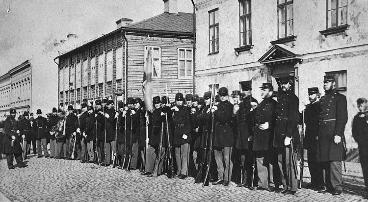 Skarpskyttar framför rådhuset Uddevalla 1860-talet