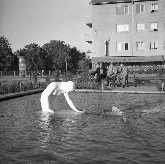 "Flicka med näckrosor", skulptur i Uddevalla av Matti Haupt (1912 - 1999 ), Finland