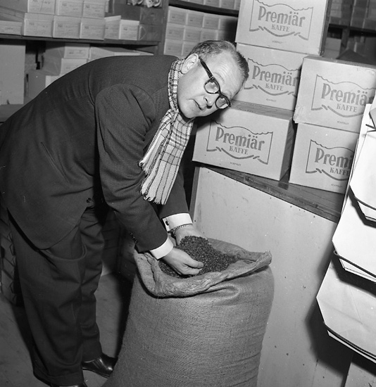 Säck med kaffebönor inspekteras, november 1956