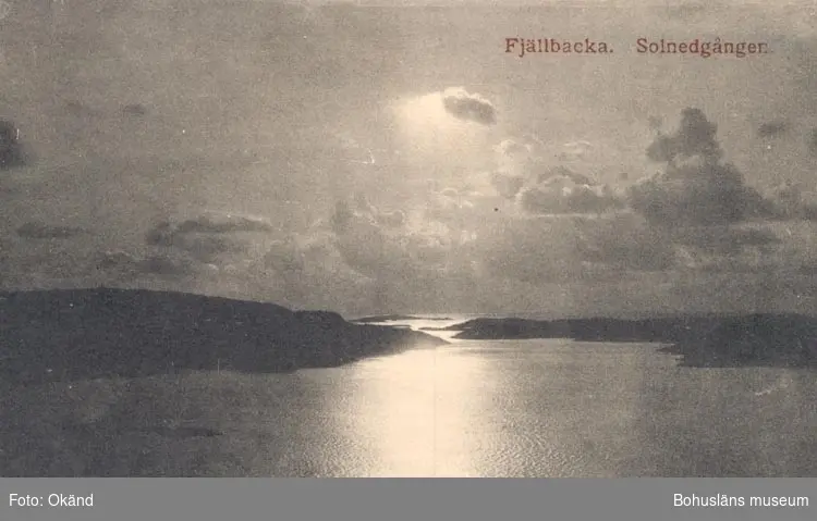 Tryckt text på kortet: "Fjällbacka. Solnedgången".













