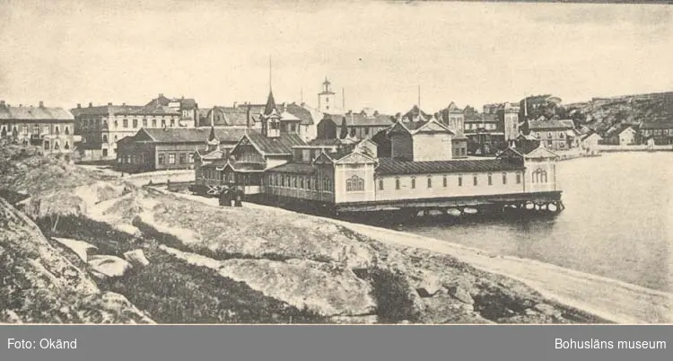 Tryckt text på kortet: "Strömstad. Oscarsvägen och Kallbadhuset."
"L. A. Larssons Bokh."