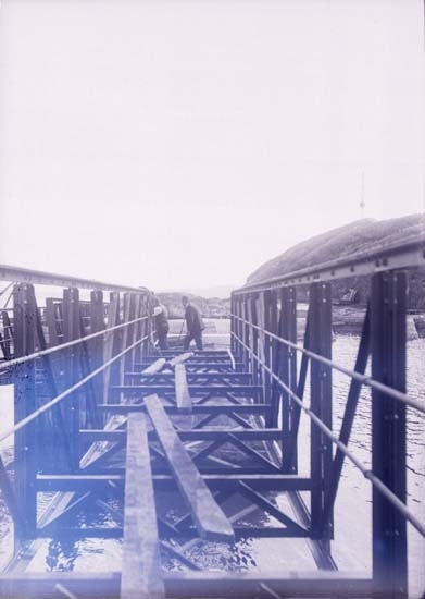 Enligt text som medföljde bilden: "Lysekil, Släggöbron. Juni 10".