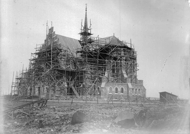 Enligt text som medföljde bilden: "Lysekil. Nya kyrkan under byggnad 3/6 1900."