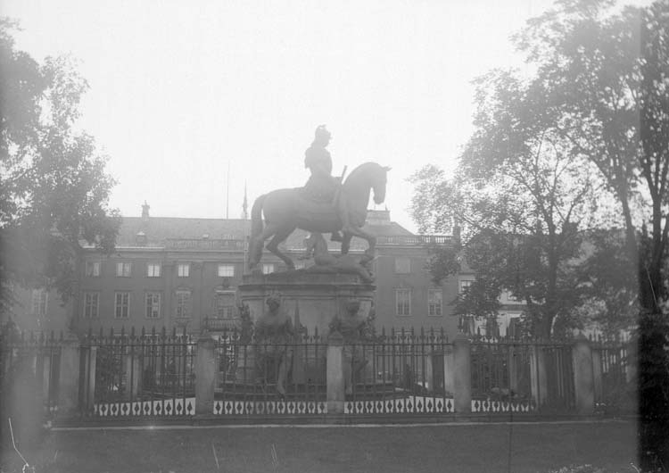 Enligt text som medföljde bilden. "Köpenhamn. Statyn på Kongens Nytorv 1/9 08."