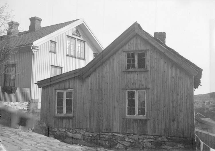 Enligt text som medföljde bilden: "Fiskebäckskil. L.V:s Fiskarstuga Mars 1907."