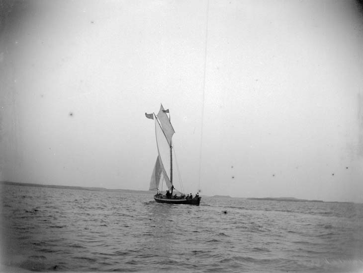 Enligt text som medföljde bilden: "Vid Jäfven. En badgästbåt (länsande) i öppna sjön 
9/7 1899".