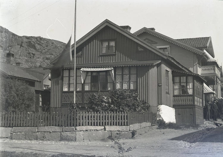 Enligt text som medföljde bilden: "Thilda Nilsson hus i Kyrkvik 1899."