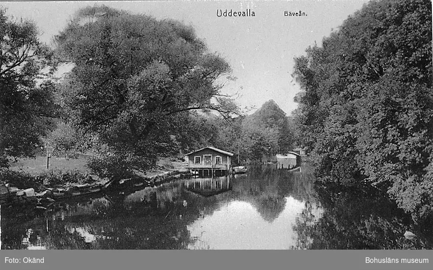 Tryckt text på vykortets framsida: "Uddevalla Bäveån".