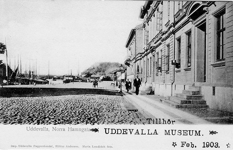 Tryckt text på vykortets framsida: "Uddevalla Norra Hamngatan".