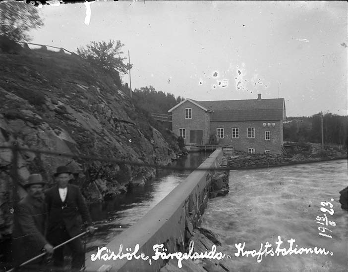 Enligt text på fotot: "Näsböle, Färgelanda. Kraftstationen 18/6 1923".