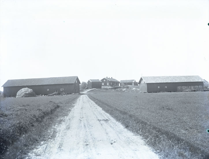"1931. 83. Kronogården Gläborg."

"Ladugården till vänster flyttades 1937 till torpet Kanalen under Gläborg öster."