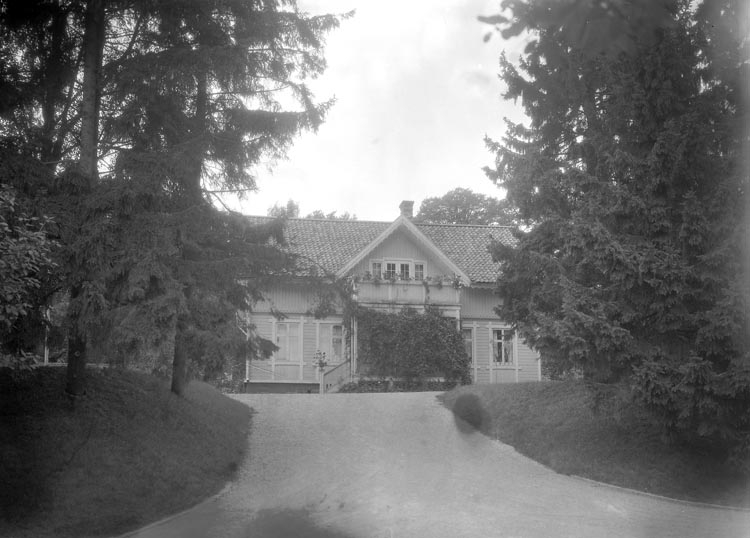 Text som medföljde bilden: "17. 1932. Ingeniör A. Lundgrens Villa ....? på 1935."

Uppgifter från Munkedals HBF: "Lundgrens. Axel Lundgren, driftsingenjör vid Munkedals Bruk".