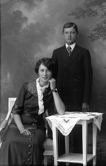 Enligt fotografens journal Lyckorna 1909-1918: "Alexandersson, Fröken Lyckorna".
Enligt fotograrens notering: "Hildur Alexandersson, Lyckorna".
