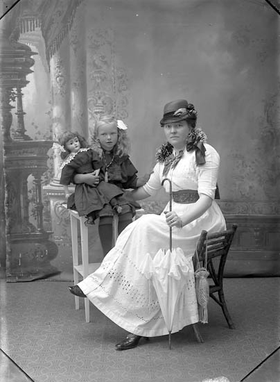 Enligt fotografens journal Lyckorna 1909-1918: "Andersson Fru Hulda Bäckafors Ljungskile".