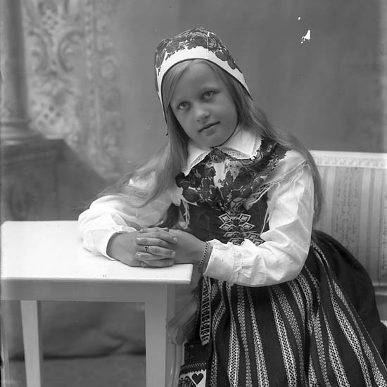 Enligt fotografens journal Lyckorna 1909-1918: "Andersson, Asta Grankullen, Lyckorna".