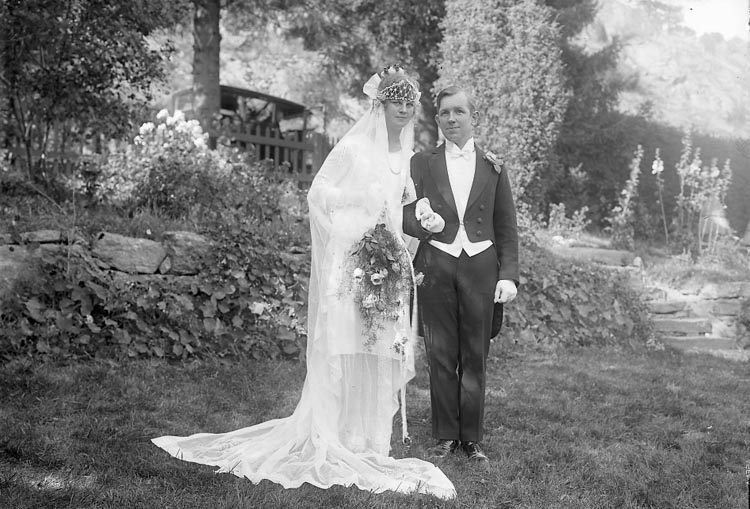 Enligt fotografens journal nr 5 1923-1929: "Fredrikssonska bröllopet Hålkekärr Ucklum".