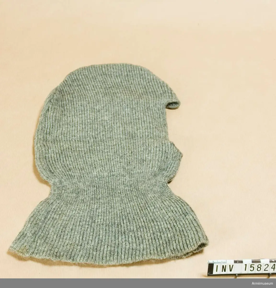 Grupp C.
Hjälmskydd (huva) av grått ylle. Huvan användes om vintern och mest när soldaterna har stålhjälm på.
