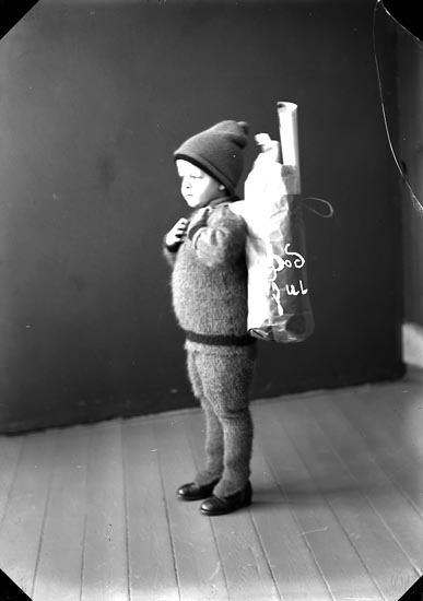 Enligt fotografens journal nr 4 1918-1922: "Enander Olof, julkort, Allmänna vägen Gbg".