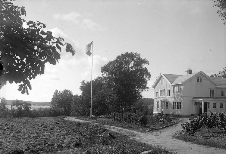 Enligt fotografens journal 6 1930-1943: "Pensionat Solgården Här".