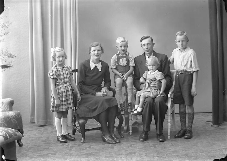 Enligt fotografens journal nr 7 1944-1950: "Gustafsson, Herr Hjalmar Balkeröd Höviksnäs".