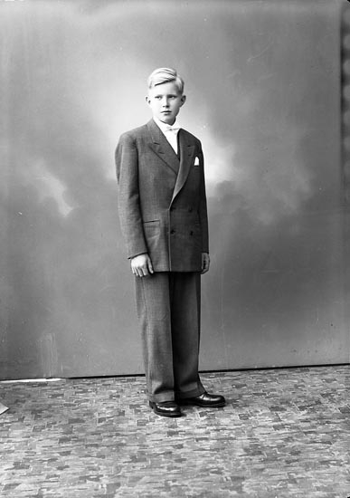 Enligt fotografens journal nr 7 1944-1950: "Alfredsson, Bo Berg Ödsmål".