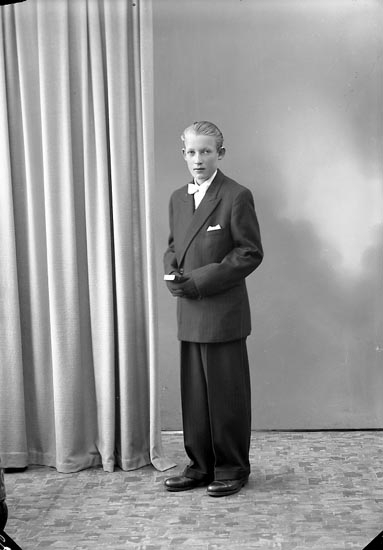 Enligt fotografens journal nr 7 1944-1950: "Svensson, Lars Kyrkeby Jörlanda".