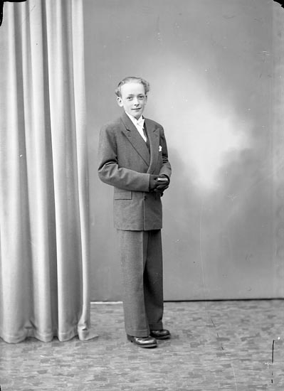 Enligt fotografens journal nr 7 1944-1950: "Alfredsson, Bo Stenungsund".