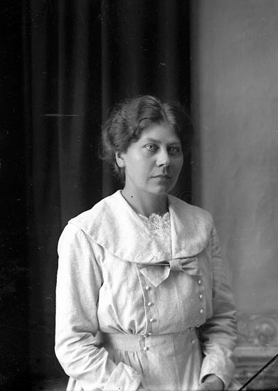 Enligt fotografens journal Lyckorna 1909-1918: "Berta Abrahamsson, Lintulla Lyckorna".