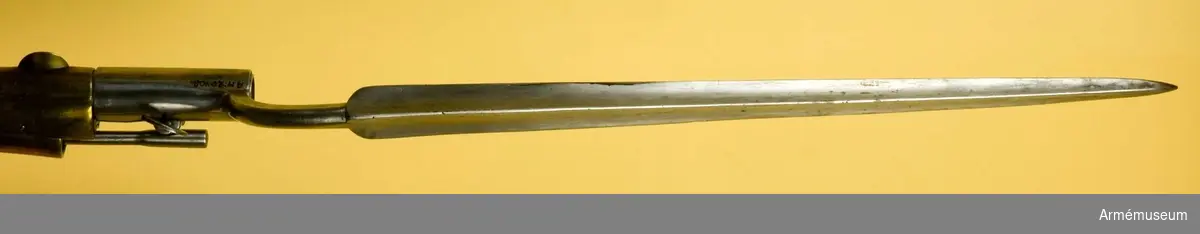 Hylsbajonett av stål med skruv.