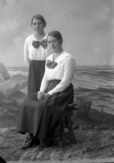 Enligt fotografens journal nr 4 1918-1922: "Abrahamsson, Karin Widdesgärde, Svenshögen".