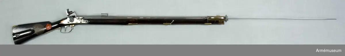 Grupp E II.

Nominal kaliber 16 mm. Verklig kaliber 15,9 mm. 

Pipan är åttkantig. Avsedd för sabelbajonett. Tjockleken är vid bakänden 3,2 cm, vid mynningen 2,4 cm. Loppet är snarast åttkantigt med de runda räfflorna anbringade i vinklarna mellan åttkantens sidor. Dylik räffling är mycket vanlig på svenska lodbössor. 
Ett 2,4 cm långt mässingskorn är inlaxat i pipan 4,3 cm bakom mynningen. Laxfoten är 1,1 cm lång. Siktet är inlaxat omkring 15 cm framför pipans bakände. Det är av svensk lodbössemodell och består av en 1,8 cm lång järnränna, som sitter på laxfot. Avståndet mellan rännans väggar är 1,1 cm. mellan väggarna är den av en bit blyplåt bestående siktbalen inpassad. Hela siktet skyddas av en påskjuten, 3,9 cm lång järnhylsa,"solsike".  
Baktill på pipans översida finnes en kronstämpel. En 2 cm lång, smal, konisk, nedtill tillsluten holk sitter 13,5 cm bakom  mynningen på pipans högra sida. OBS.Räfflorna är raka!

Låset påminner mycket om 1791 års infanterigevärslås. Det har dock studel och eldskärm. Blecket är platt och nedsänkt i jämnhöjd med stockens yta. Pannskruven går inifrån, eldstålsfjäderns skruv utifrån. Fängpannan har arm.

Stocken är svart, enkel och av björk. På kolvens högra sida finnes skjutlolck försedd kolvlåda, på samma sida finnes Krigskollegiums sigill i rött lack och en fastlistrad, sköldformig pappersbit med påskrift: "Studsare för Savolax fotjägare".

Beslagen är av mässding. bakplåten har bred, i tre kanter fasetterad flik, som skjuter in över kolvryggen. Två små, med låga, avrundade huvud försedda skruver fasthålla bakplåten. Varbyeln är baktill böjd i vinkel. Dess korta främre arm fasthålles av den nedifrån gående korsskruven. Den bakare varbygelarmen är fäst med en skruv.

Sidblecket är vinkelformigt, som på m/1791. De tre rörkorna är litet kupiga, släta och har förstärkt bak- och framkant. Den bakre, tresidiga rembygeln går genom ett hål i varbyelns främre arm bakom korsskruven. På en vid kolvhalsen fäst papperbit står "No. 26. Modell till Studsare för Savolax Fotjägre".

Laddstocken är av trä. Tjockänden är skodd med horn. På smaländen sitter ett långt, med gängat hål för kratsen I kolvlådan ligger en krats. Den har upptill en gängad tapp. Sedan får den formen av en ganska lång, omvänd kon, från vars smalände de två spiralformig krökta klorna utgå.

I Modellsalens reversal kallas detta vapen och AM 4179 "Studsare, svenska, flintås, Savolax, 2 st" och bajonetten till AM 4178 "Bajonetter, studsare, för Savolax fältjäare, st." I 1813 års inventarium över beväringsförrådets modellkammare återfinnes en "Studsare med Sabel Bajonoetten, Savolax fotjägare". I 1804 års inventarium över generalfälttygmästareämbetets modellkammare upptagas 2 st."Studsare, svenska. För Savolax fotjägare", vardera med bajonett, varjägare", med bajonetten, varjämte anmärkes "Den ena sabeln rak".

I Artillerimuseum kallades vapnet "Studsare med flintlås för savolax fotjägare senare konstruktion, därtill sabelbajonett med balja". ÅR 1888 ändrades besteckningen till "Sabelbajonett med flinlås och sabelbajonett m/1793 för Savolax fotjägare: överste Jägerholmorns konstruktion". Studsare m/1793 var gjord i Norrtälje och bajonetterna i Eskilstuna enligt Savolx jägereregementes generalförslag, där det även uppgives att regementet, åren 1797, 1799 och 1801 erhöll sammanlagt 777 st. dylika studsare. De uppskattades dock ej vid regemenetet, ty på grund av sina raka räfflor sköto dessa vapen föga bätte än vanliga slätborrade infanterigvär och överträffade i skjutförmåga vida av regementets studsare m/1770. 
J. Alm 1951.