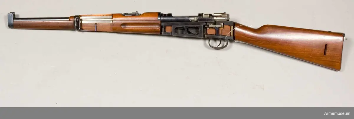 Grupp E  II f
Vapnet överenstämmer helt med AM 4596, men för att visa inrättningen av mekanism och pipa blev karbinen 1897 delvis genomskuren vid Carl Gustafs stads gevärsfaktori.